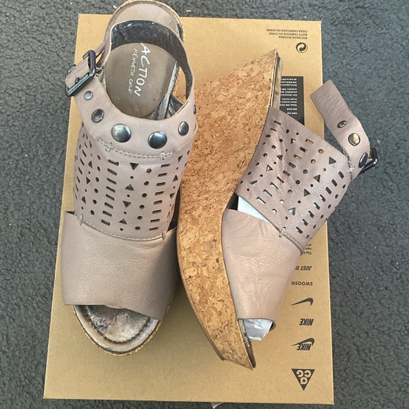 RARE Kenneth Cole wedged sandals with geometric pattern cutouts. Leather. - Picture 4 of 17